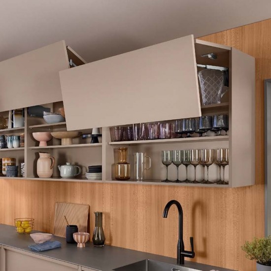 Dobradiça articulada de cozinha AVENTOS HF Top Blum para portas dobráveis.