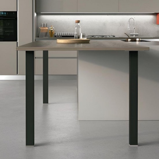 Conjunto de duas pernas quadradas de 900 mm para península de cozinha com acabamento em preto.